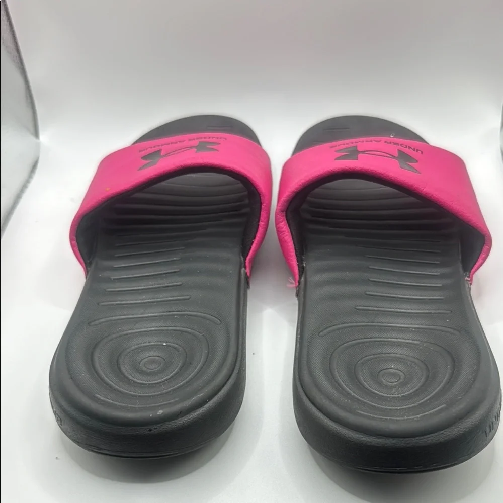 Under Armour Vibrant Pink and Black Sandals Pre Owned in‎ good condition